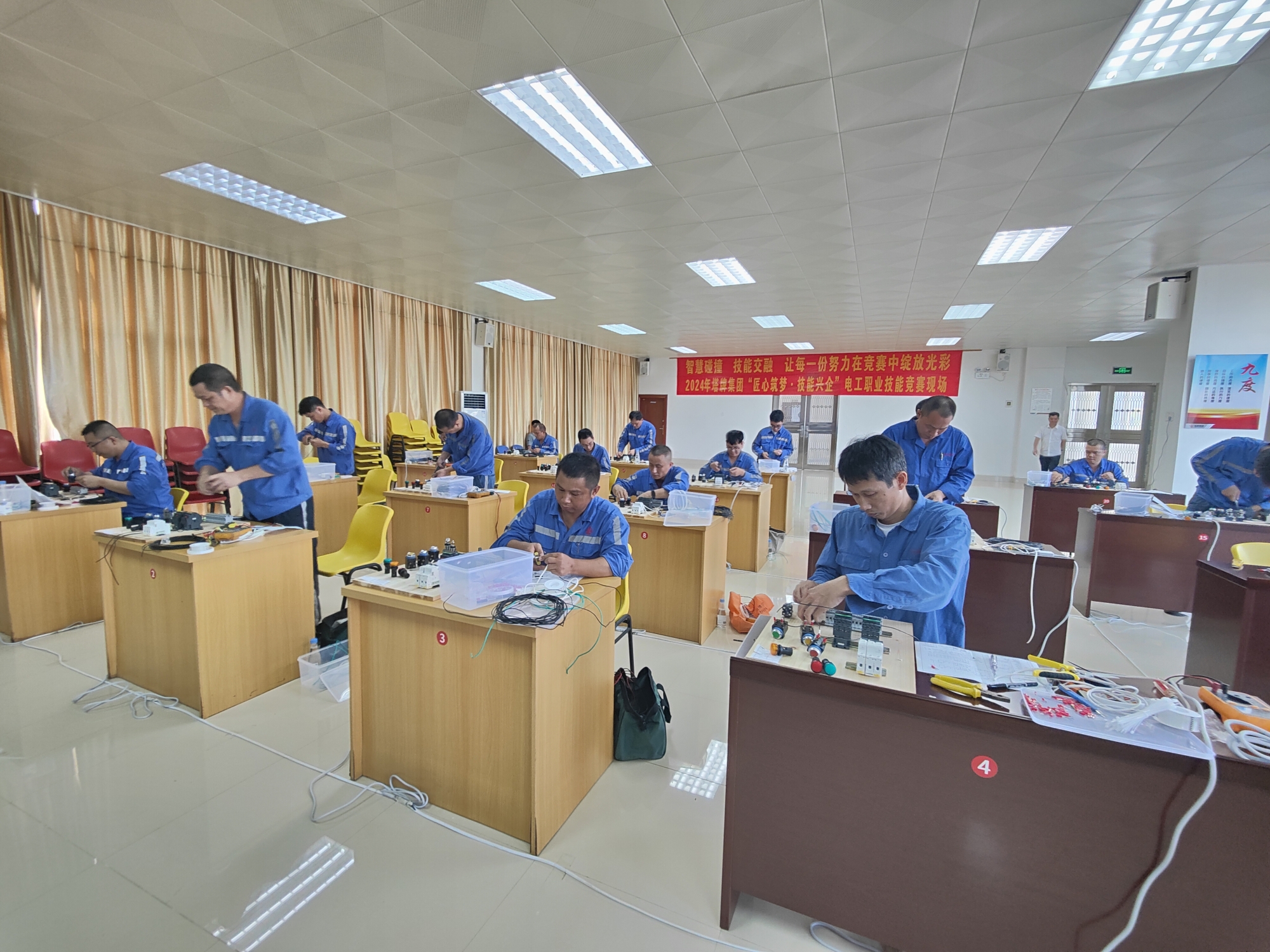 以赛促学 | hahabet星辰大海集团2024年“匠心筑梦·手艺兴企”劳下手艺竞赛圆满收官-hahabet星辰大海